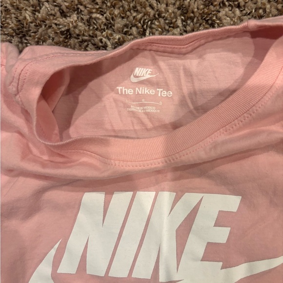 Nike bundle of 3 -
2 Tshirts and 1 zip up windbreaker - Picture 8 of 12